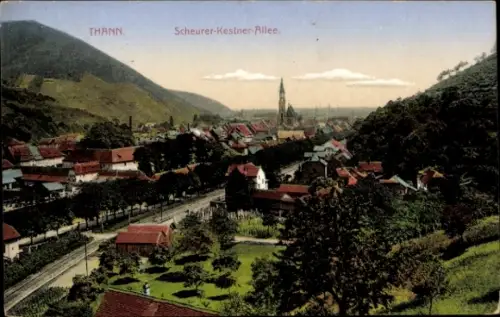 Ak Thann Elsass Haut Rhin, Blick auf  Scheurer-Kestner-Allee, Berge im Hintergrund, Häuser, Bäume