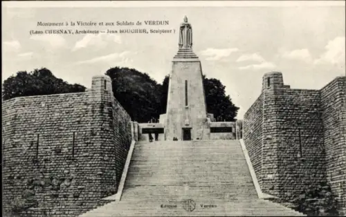 Ak Verdun Meuse, Monument à la Victoire, Soldaten von  Statue, Treppen, Architektur