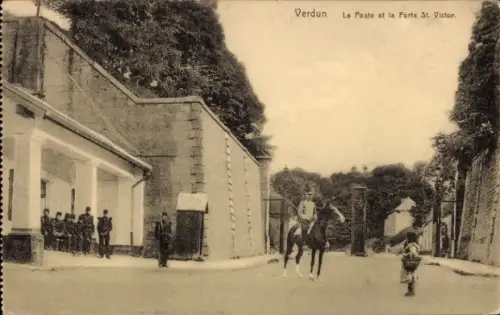 Ak Verdun Meuse,  Postgebäude, Reiter, Soldaten,  Szenerie