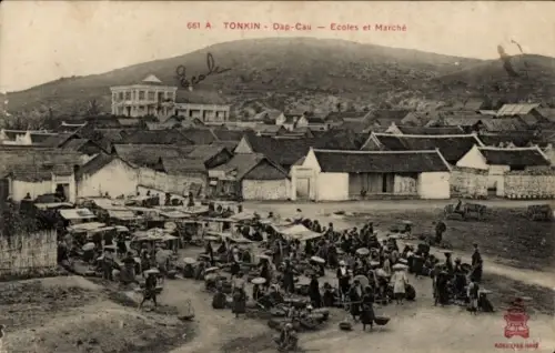 Ak Tonkin Vietnam, Marktszene, Menschen mit Waren, Gebäude im Hintergrund, Dap-Cau, Tonkin