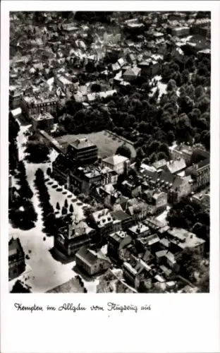 Ak Kempten im Allgäu Schwaben, Luftaufnahme von  Allgäu,  Architektur, Waldgebiete