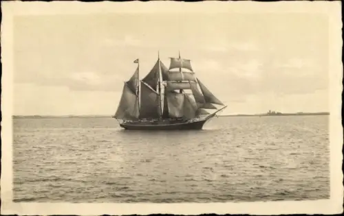 Foto Ak Segelschiff auf See