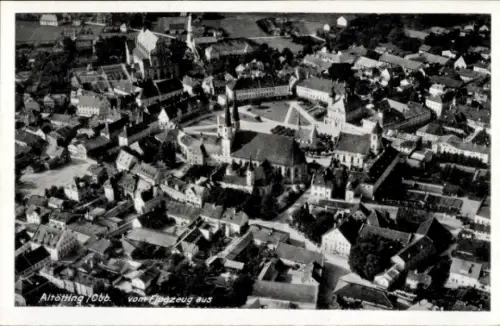 Ak Altötting in Oberbayern, Luftaufnahme von  Stadtplatz, Kirchen, Wohngebäude