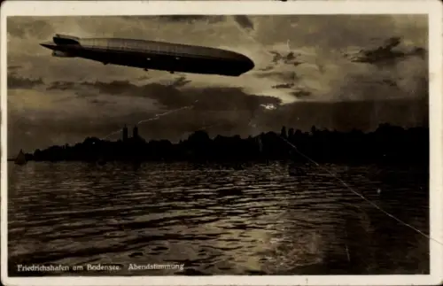Ak Friedrichshafen am Bodensee, Zeppelin über der Stadt, Abendstimmung