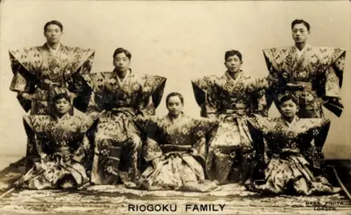 Ak Familie Riogoku, Menschen in Volkstrachten