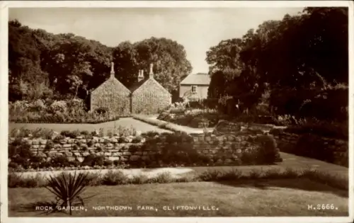 Ak Cliftonville Kent England, Felsen-Garten, Norddown Park,  zwei Steinhäuser, Gartenlandschaft