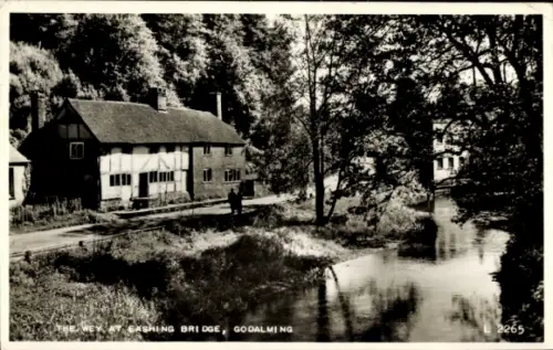 Ak Godalming Surrey England, EASHING BRIDGE, GODALMING, Fluss, Bäume, Haus, Person