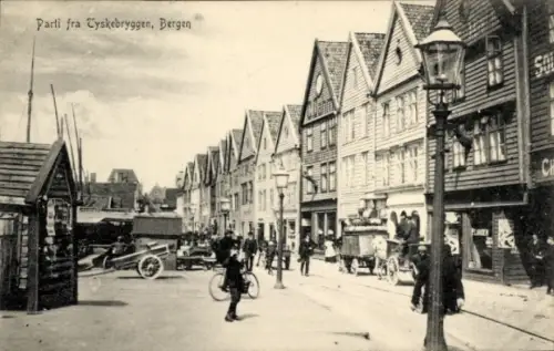 Ak Bergen Norwegen, Tyskebryggen, Deutsche Brücke, Handelskontore der Hanse am Kai der Stadt