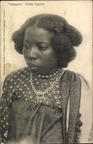 CPA Madagascar, Femme Sakalave