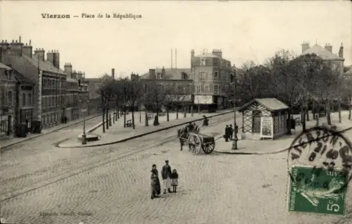 Ak Vierzon Cher, Platz der Republik, Wagen, Bäume, Menschen, Straßen, Häuser