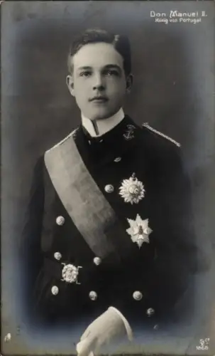 Ak Manuel II., König von Portugal, Portrait in Uniform, Orden