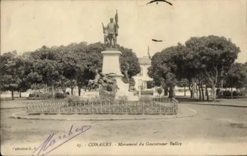 Ak Conakry Konakry Guinea, Monument du Gouverneur Ballay, Statue,  Bäume