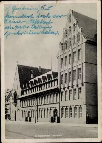 Ak Aschersleben Salzlandkreis, Straßenpartie mit Blick auf das Rathaus