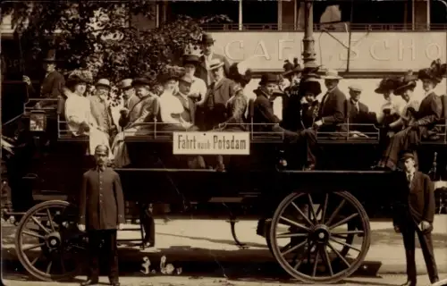 Foto Ak Fahrt nach Potsdam, Touristen, Gruppenfoto