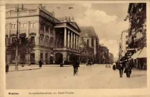 Ak Wrocław Breslau Schlesien,  Schweidnitzerstraße, Stadt-Theater, Radfahrer, Fußgänger