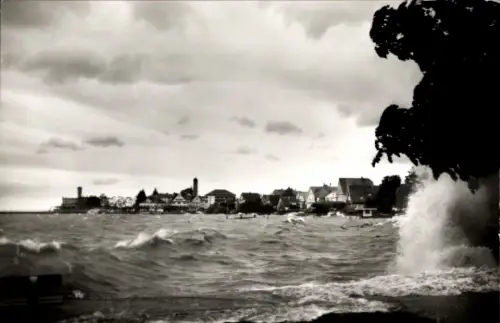 Ak Langenargen am Bodensee, Sturmflut, Wellen, Ufer, Häuser, Wolken