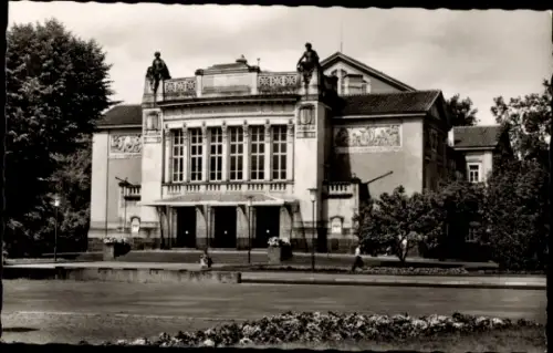 Ak Gießen an der Lahn Hessen, Stadttheater  Menschen, Bäume, 