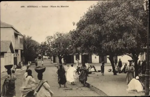 Ak Dakar Senegal, Marktplatz, Menschen, Bäume, Straßenansicht, traditionelle Kleidung