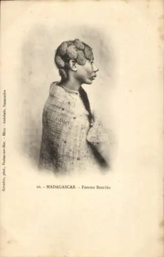 CPA Madagascar, Femme Betsiléo