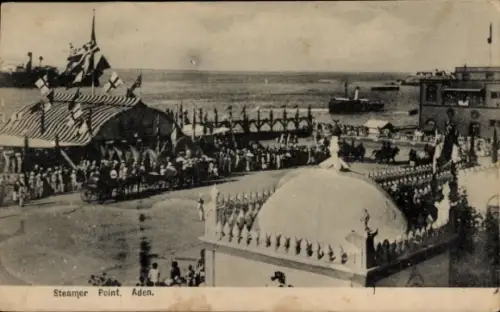 Ak Aden Jemen, Steamer Point,  Menschenmenge, Zelt, Schiffe im Hintergrund