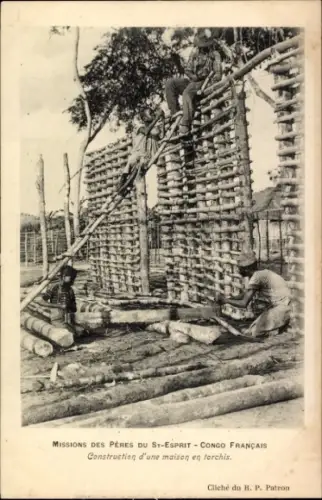 Ak Congo Belge DR Kongo Zaire, Männer beim Bau einer Lehmziegel-Hütte, Arbeit mit Holz
