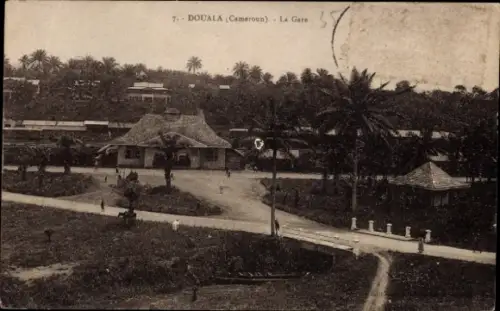 Ak Douala Duala Kamerun,  Kamerun, La Gare, Palmen, Straße, 