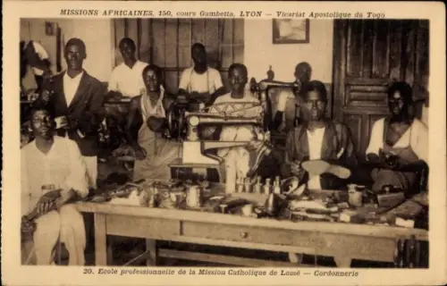 Ak Lome Togo, Schüler in einer Schneiderwerkstatt, Nähmaschine, Handwerk, Mission, Togo