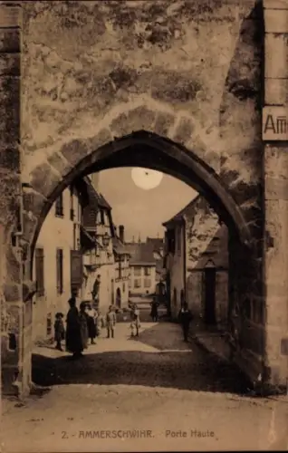 Ak Ammerschwihr Ammerschweier Elsass Haut Rhin, Ausschnitt eines Torbogens, Straße mit Menschen, 