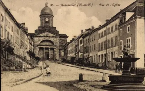 Ak Badonviller Badenweiler Meurthe et Moselle,  Rue de l'église, Kirche, Straße, Brunnen