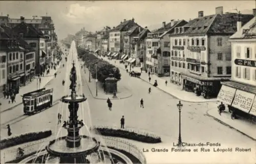 Ak La Chaux de Fonds Kanton Neuenburg, Leopold Robert Straße, Springbrunnen, Straßenbahn