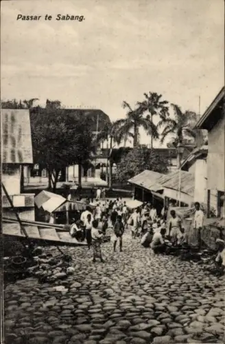 Ak Sabang Indonesien, Passar te  Menschen auf der Straße, Palmen, Kopfsteinpflaster
