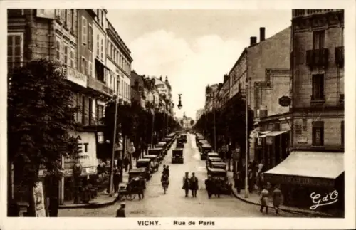 Ak Vichy Allier,  Rue de Paris, Straßenansicht, Fahrzeuge, Bäume, Menschen