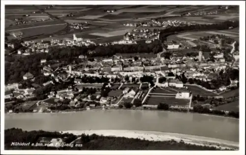Ak Mühldorf am Inn Oberbayern, Luftaufnahme von  Stadtansicht, Fluss im Vordergrund