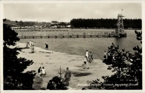 Ak Müglitz Altenberg im Erzgebirge, Strandbad Bergsee, Filzteich,  Badebetrieb, Wassersport
