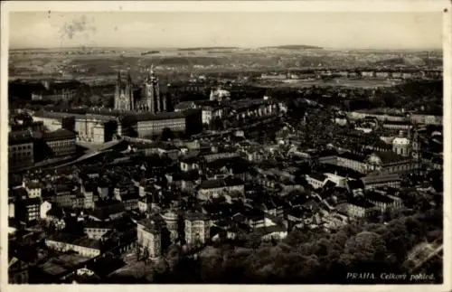 Ak Praha Prag Tschechien, Luftaufnahme von  Stadtansicht, Burg, Kathedrale, Häuser