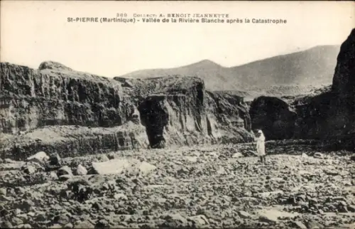Ak Saint Pierre Martinique, St-PIERRE, Vallée de la Rivière Blanche, nach der Katastrophe, Person