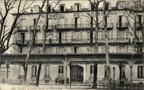 Ak Vichy Allier, Grand Hotel de Cherbourg,  Hotelansicht, Bäume im Vordergrund