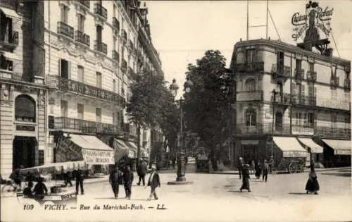 Ak Vichy Allier,  Rue du Maréchal-Foch, Straßenansicht, Geschäfte, Menschen