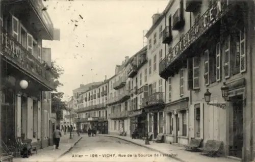 Ak Vichy Allier,  Rue de la Source de l'Hôpital, Straßenansicht, Menschen, Geschäfte