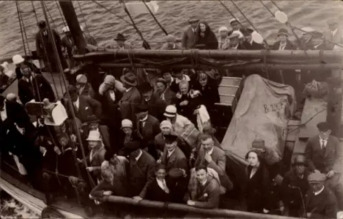 Foto Ak Ostseebad Sellin auf Rügen, Passagiere in einem Segelboot