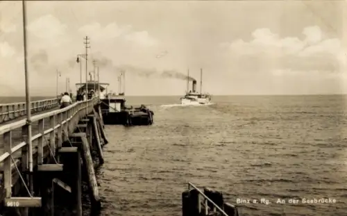 Ak Ostseebad Binz auf Rügen, An der Seebrücke, Dampfer