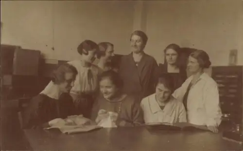 Foto Ak Berlin Tempelhof, Haushaltungsschule ?