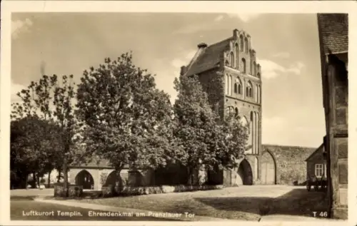 Ak Templin in der Uckermark, Ehrendenkmal am Prenzlauer Tor