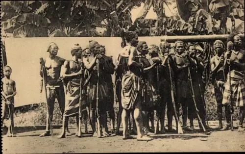 Ak Mission francaise des PP du St. Esprit, Guerriers Indigenes