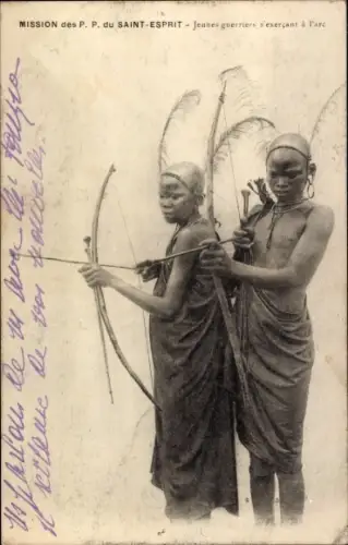 Ak Mission des P.P. du Saint-Esprit, Jeunes guerriers s'exercant a Parc, Jungen mit Pfeil und Bogen