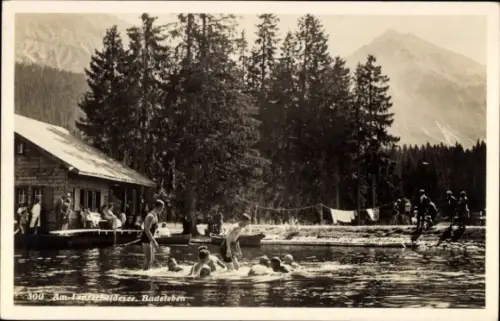 Ak Lenzerheide Kanton Graubünden, Badeleben am Amrheldesee, Schwimmer, Bäume, Berge, Holzhaus