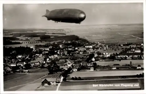 Ak Bad Wörishofen im Unterallgäu, Luftaufnahme von  Zeppelin, Häuser, Felder