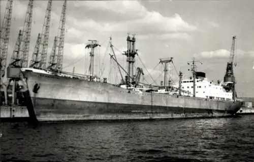 Foto Frachtschiff im Hafen, Kräne