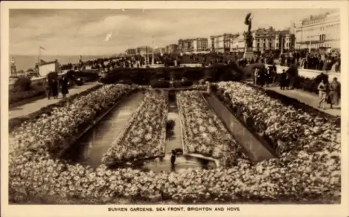 Ak Brighton and Hove East Sussex England, Blumenbeete, Menschenmenge, Meer im Hintergrund, Statue