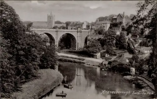Ak Harrogate Knaresborough Yorkshire England, Brücke, Fluss, Bäume, Häuser, Kirche, Boote